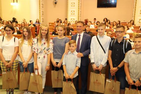 Predsjednik Sabora Gordan Jandroković sudjeluje na svečanosti dodjele nagrada pobjednicima online kviz-natjecanja "Koliko poznaješ Hrvatski sabor?" i u radu šeste Simulirane sjednice Hrvatskoga sabora za učenike srednjih škola, Hrvatski sabor, 4. lipnja 2018.