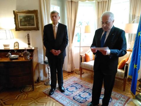 Potpredsjednik Hrvatskoga sabora akademik Željko Reiner prima talijansko odličje Reda zvijezde koje mu uručuje veleposlanik Italije Adriano Chiodi Cianfarani