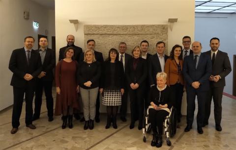Novoosnovana neformalna skupina saborskih zastupnika "Zastupnici protiv raka" kojoj je na čelu Siniša Varga