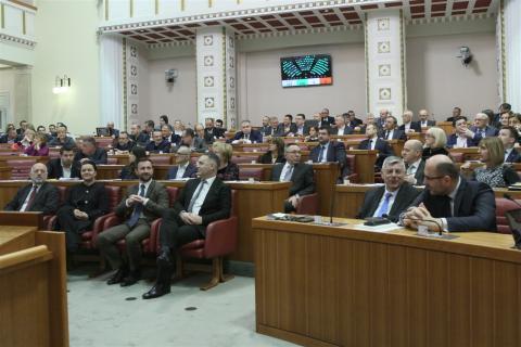 Visoko makedonsko izaslanstvo na čelu sa zamjenicom predsjednika Sobranja Republike Sjeverne Makedonije Frosinom Tashevskom-Remenski u Sabornici prati ratifikaciju Protokola o pristupanju te zemlje u NATO savez