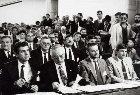 Žarko Domljan, uz Franju Tuđmana i Ivicu Račana, u Sabornici 30. svibnja 1990. godine (Foto: Hrvatski sabor)