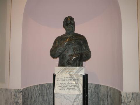 Kip Ante Starčevića u naravnoj veličini, ispred Sabornice, rad akademskog kipara Stjepana Divkovića (1999. godina)