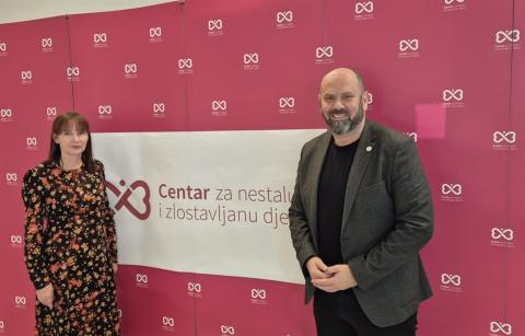 Predsjednica Odbora za obitelj, mlade i sport Vesna Vučemilović i predsjednik Centra za nestalu i zlostavljanu djecu Tomislav Ramljak (Foto: Hrvatski sabor)