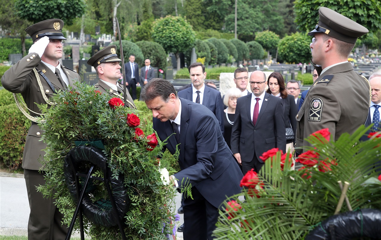Predsjednik Hrvatskoga sabora Gordan Jandroković položio vijenac na grob ratnog ministra obrane Republike Hrvatske Gojka Šuška u povodu 20. godišnjice njegove smrti, Mirogoj, 3. svibnja 2018. (foto: Hina/Damir Senčar)