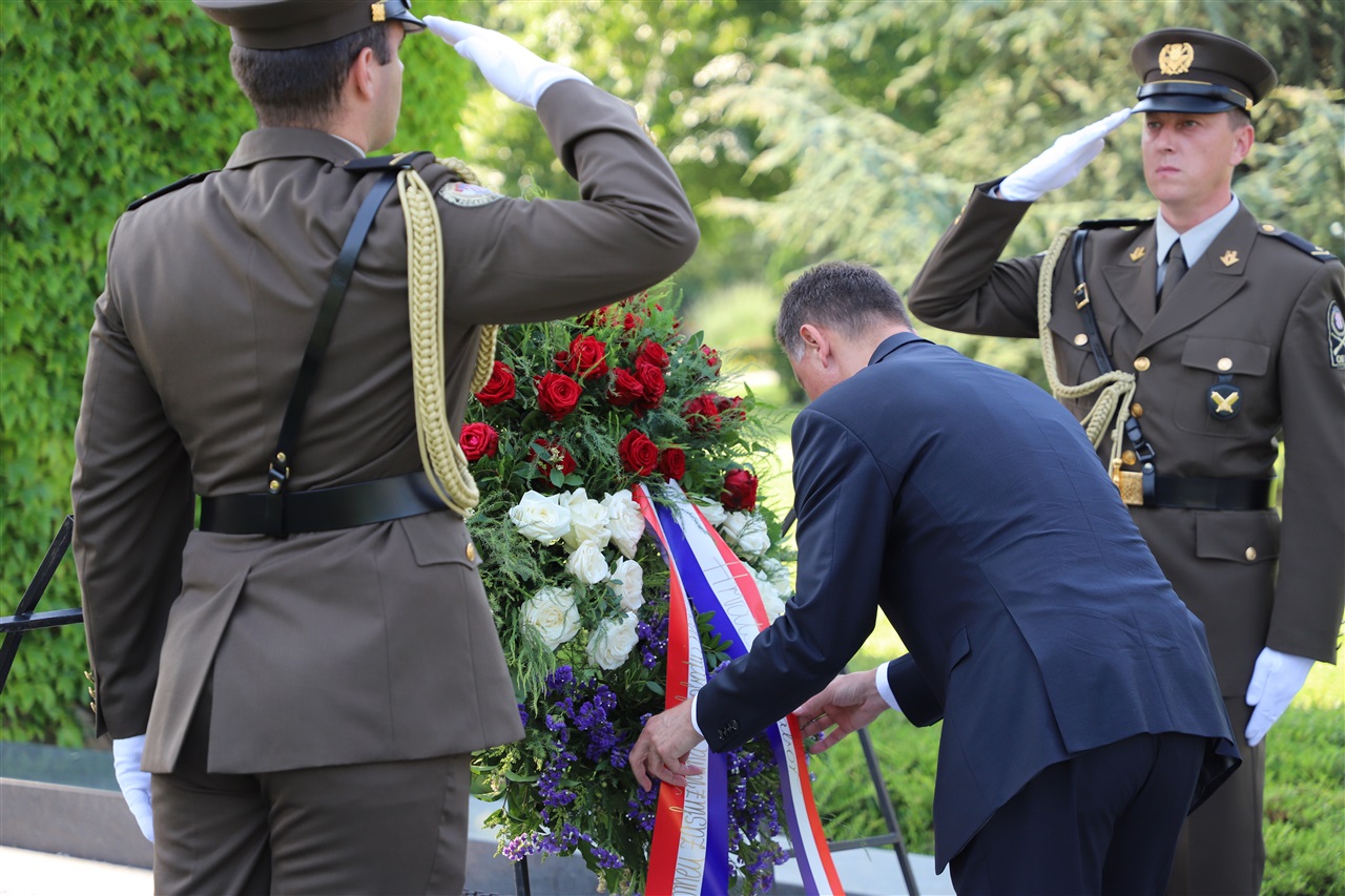 Predsjednik Hrvatskoga sabora Gordan Jandroković, u prigodi obilježavanja 30. svibnja - Dana Hrvatskoga sabora, polaže vijence na Gradskom groblju Mirogoju, Zagreb, 30. svibnja 2018.